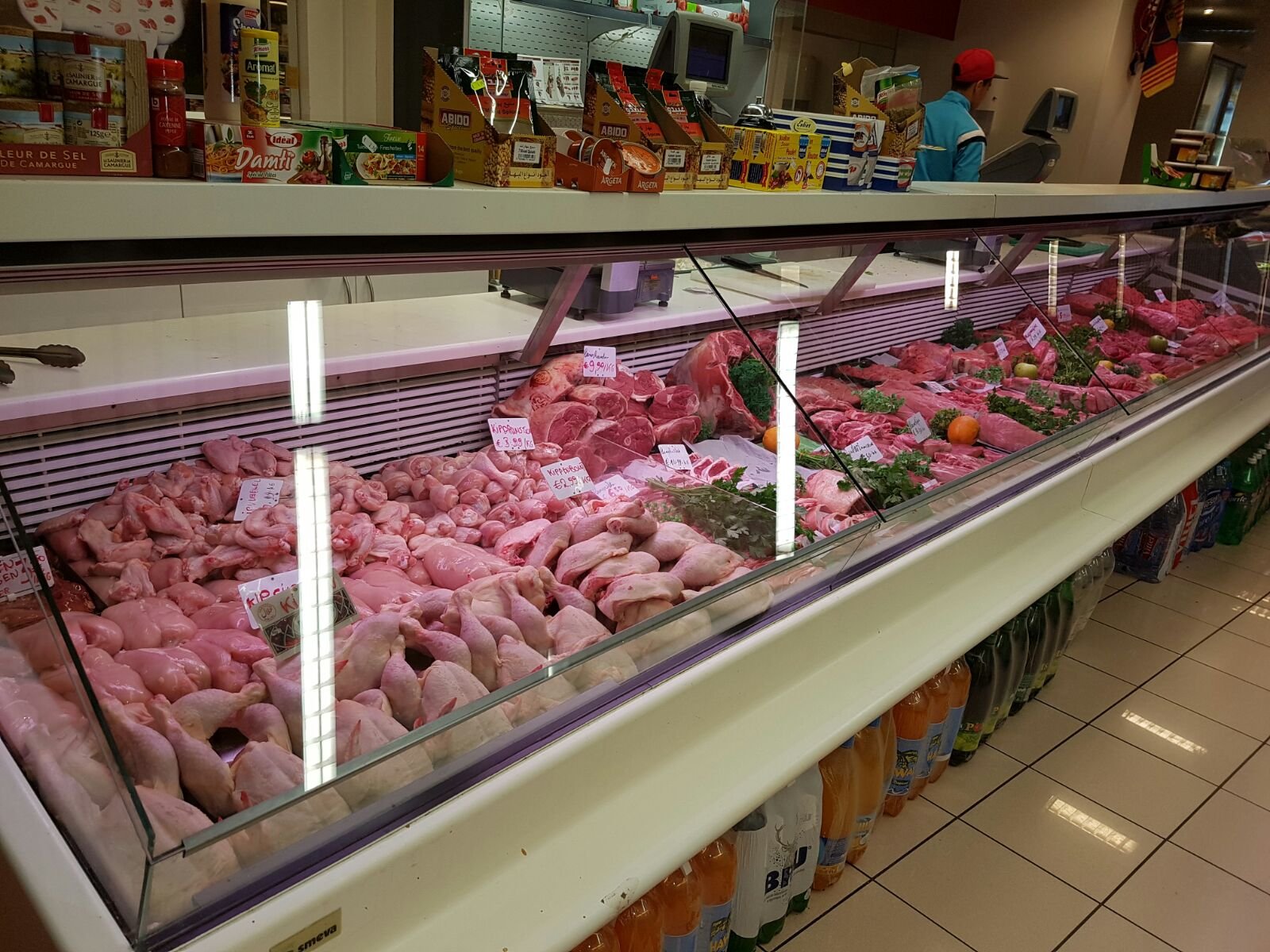 Toonbank van de halal slagerij met kip, lam en rund